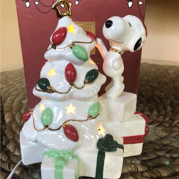 Lenox Snoopy’s Christmas Lighted Figurine Collectible 8.5” x 7.5” Original Box. - Picture 2 of 11